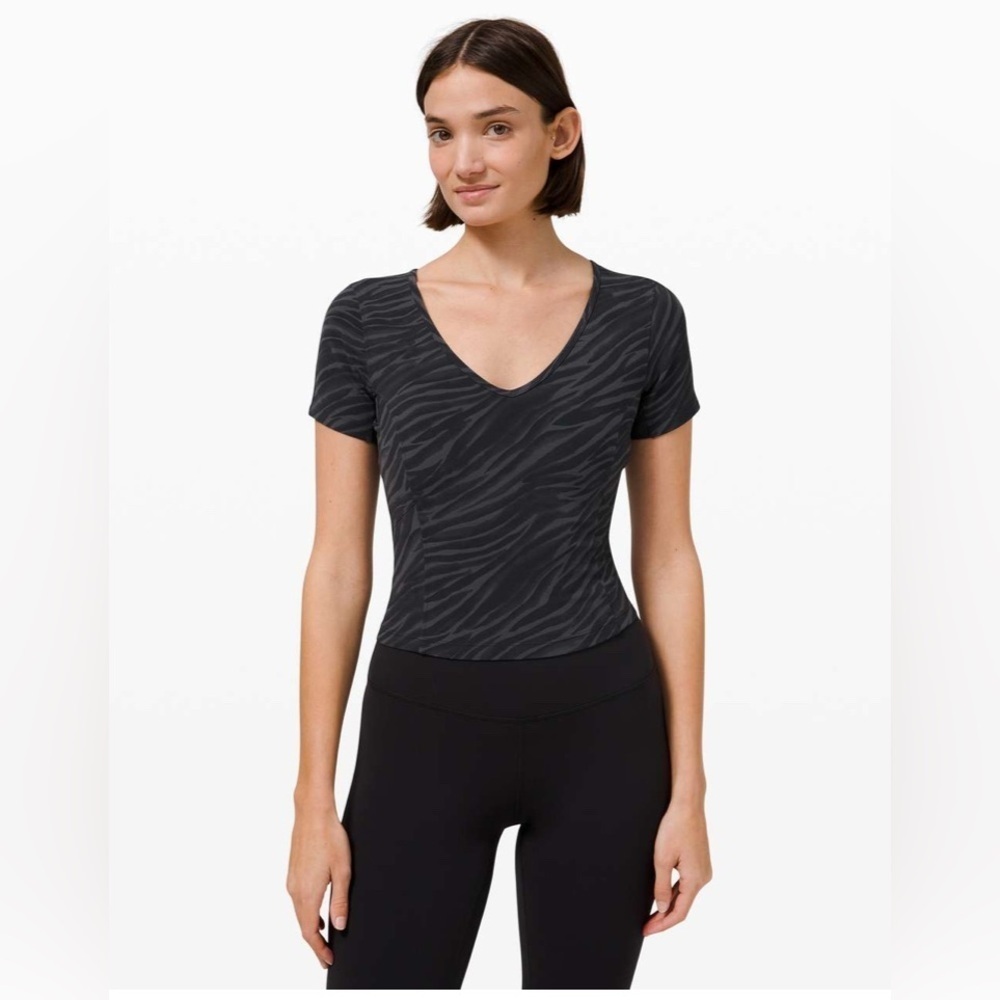 Lululemon Nulu Cropped Slim Yoga Short Sleeve Size 2
